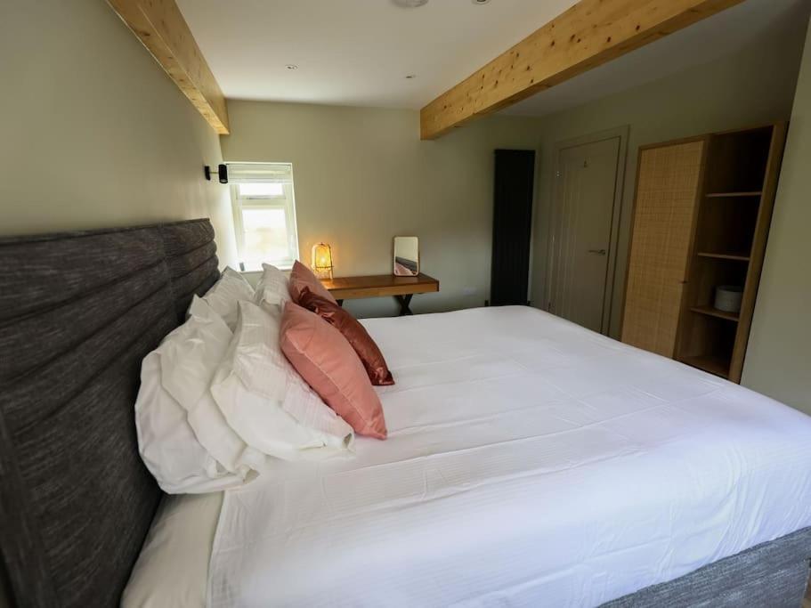 Spacious 1-Bed Apartment With Super King Or Twin In Central Charlbury, Cotswolds Екстер'єр фото